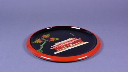 Side view of the lacquered round tray.