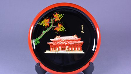 Front of the lacquered round tray.