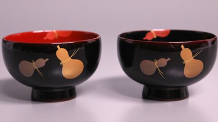 The lacquered rice bowl set.