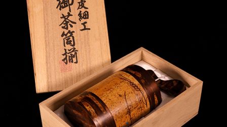The tea canister set and special wooden box.