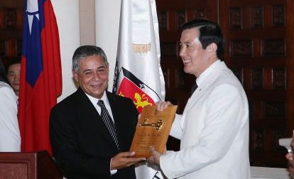 2008年「敦睦專案」馬英九總統出訪多明尼加，於8月16日接受聖多明哥市市長Roberto Salcedo致贈市鑰。