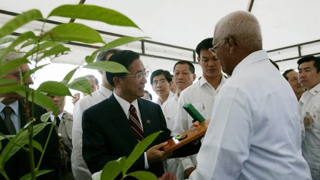 In 2004, President Chen Shui-bian visited Belize under the “Hsiang- Yuan Project.” On September 3, with the companion of Prime Minister Said Wilbert Musa, President Chen visited George Price Center, Belmopan and received the key to the city from Acting Mayor Clifton Hall.