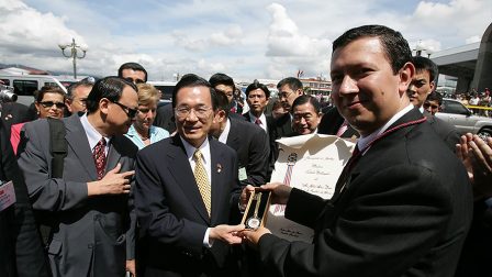2006年「興揚專案」陳水扁總統出訪哥斯大黎加，於5月9日參觀卡塔戈市聖母顯靈大教堂時，接受市長致贈市鑰。