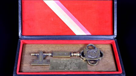 The full view of the case opened. The picture on the key bit on the left-hand side of the key to the city is the façade for the Los Angeles City Hall.