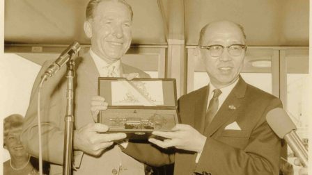 1967年嚴家淦副總統訪問美國，於5月21日在洛杉磯機場接受市長Sam Yorty致贈市鑰。
