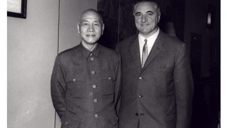 On November 14, 1963, President Chiang Kai-shek received the key to the City of San Francisco from Mayor George Christopher. The photo of them taken.