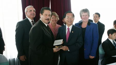 In 2005, President Chen Shui-bian visited Central America under the “Hsiang-Feng Project,” and made a transit in Miami on the way there. On September 21, when attending lunch banquet held for senators and members of Congress in South Florida, President Chen received the key to the County of Miami-Dade from Mayor Carlos Alvarez.