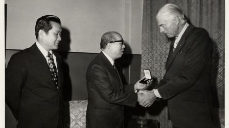 1974年4月2日，嚴家淦副總統接受邁阿密海灘市市長Chuch Hall致贈市鑰。