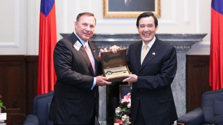 2013年10月9日，馬英九總統接見美國「共和黨全國委員會」（RNC）訪華團，接受共和黨籍的桑德河區首長Samuel S. Raia致贈區鑰。