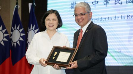 In 2016, President Tsai Ing-Wen visited Panama under the “Ing-Hsiang Project,” and received the key to Panama City from Mayor José I. Blandón Figueroa when attending dinner banquet with Taiwanese expatriates on June 25. (Photo Credit: Office of the President)