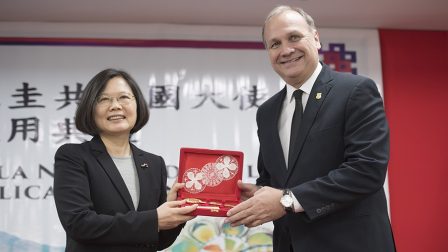 In 2016, President Tsai Ing-Wen visited Paraguay under the “Ing-Hsiang Project.” On June 28, President Tsai inaugurated new ROC embassy building in Paraguay and received the key to the city of Asuncion from Mayor Mario Ferreiro. (Photo Credit: Office of the President)