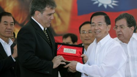 In 2006, President Chen Shui-bian visited Paraguay under the “Hsing-Yang Project.” On May 6, President Chen visited Coronel Oviedo, the hometown of the President Nicanor Duarte Frutos for co-hosting the official launch ceremony for subsidized housing donated by Taiwan, and received the key to the city from the mayor.