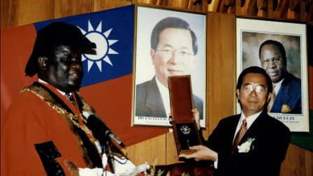 In 2002, President Chen Shui-bian visited Malawi under the “Chi-Hang Project.” President Chen visited Blantyre City Hall and received the key to the city from Mayor John Chikakwiya on July 6.