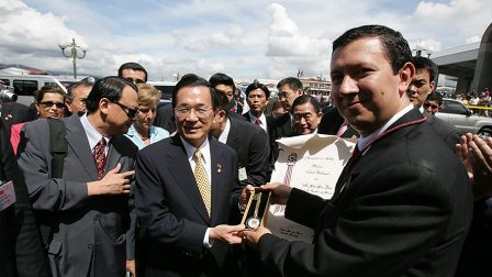 In 2006, President Chen Shui-bian visited Costa Rica under the “Hsing-Yang Project,” and received the key to the city from the mayor when visiting Basilica of Our Lady of the Angels, Cartago on May 9.